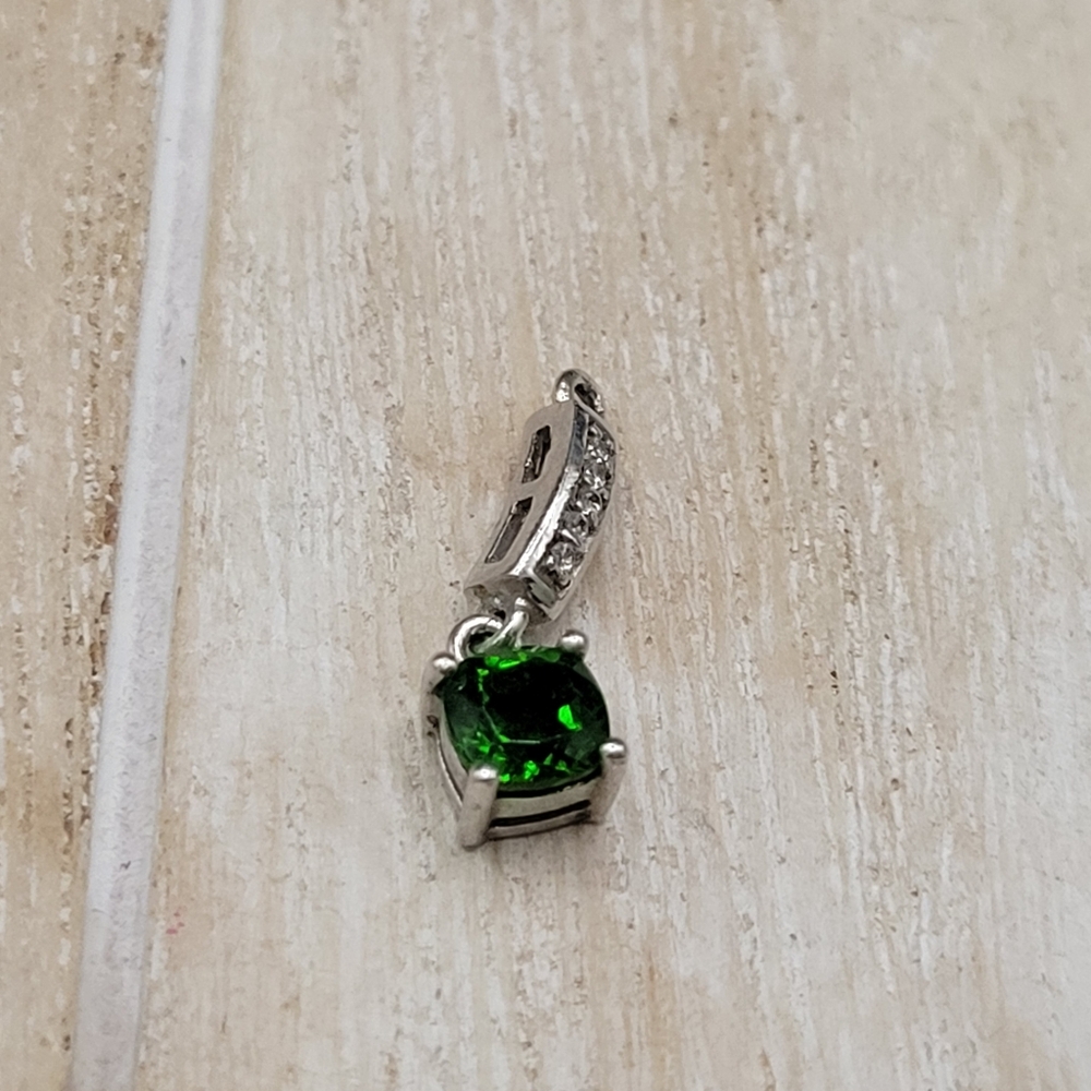 Small Sterling sliver Thailand green glass dangle pendant